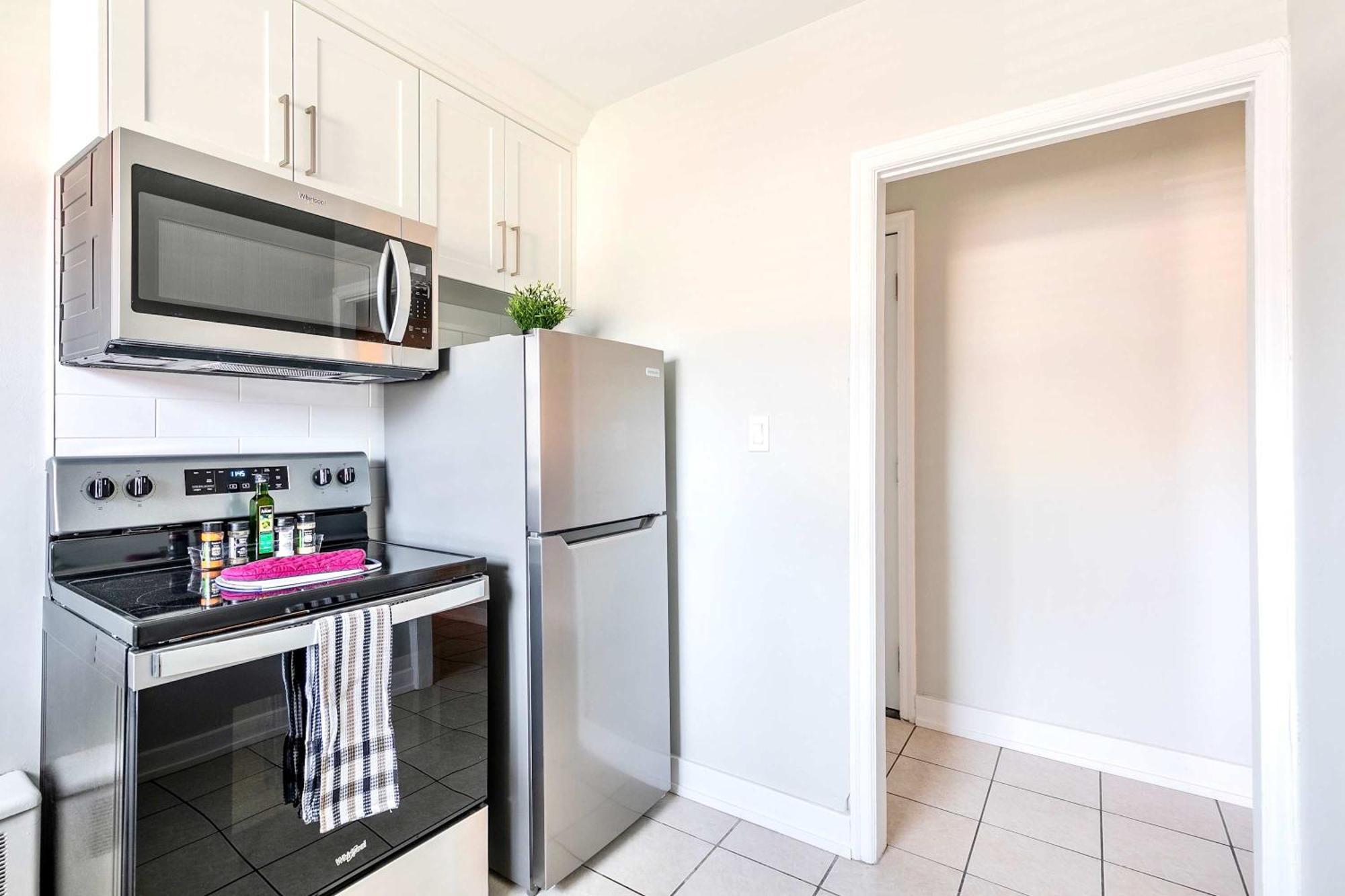 Modern Apartment In Corktown Hamilton Sleeps 4 Dış mekan fotoğraf